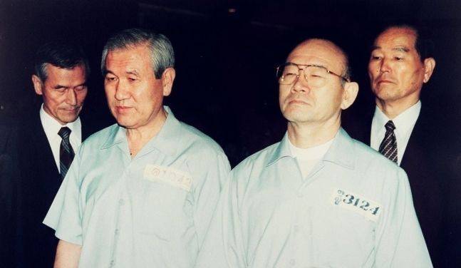 12·12 군사반란과 5·18 민주화운동 당시 내란 및 내란 목적 살인, 뇌물 등 혐의로 구속기소된 전두환(오른쪽)·노태우 전 대통령이 대법원 선고공판에 출석한 모습.ⓒ연합뉴스