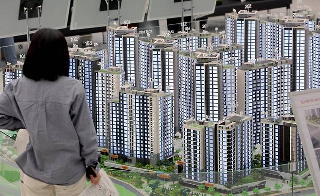 11일 서울 은평구 대조동 힐스테이트 메디알레 견본주택을 찾은 시민들이 단지배치 모형을 살펴보고 있다. 2025.5.11/뉴스1