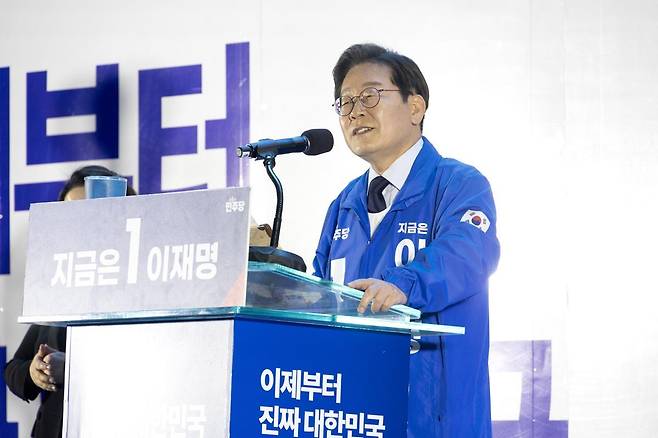 이재명 더불어민주당 대선 후보가 13일 울산 남구 롯데백화점 울산점 광장에서 시민들에게 지지를 호소하고 있다. 2025.05.13. 사진공동취재