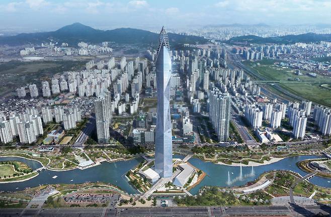 청라시티타워 조감도. 448m로 지어질 경우 세계에서 6번째로 높은 전망대가 되지만 김포공항과 인접해 있어 항공기 비행 안전성 문제가 논란이 되고 있다. 인천경제청 제공