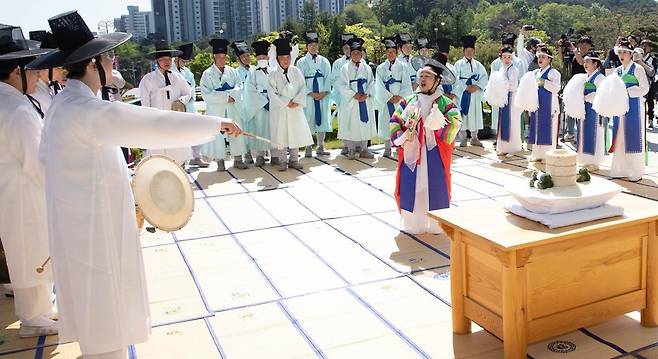 2일 강원 강릉시청에서 열린 신주미 봉정 행사. 강릉단오제 때 쓰일 신주에 사용되는 쌀을 봉정하는 행사로 강릉단오제의 시작을 알렸다. 강릉시 제공