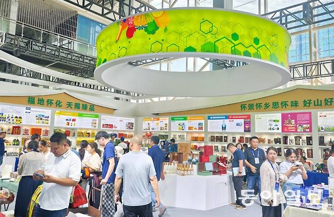 9일 중국 후난성 화이화에서 열린 제2회 역내포괄적경제동반자협정(RCEP) 무역 박람회에서 해외 바이어들이 중국 제품을 살펴보고 있다. 중국은 미국의 고율 관세 부과를 맞아 수출 국가 다변화에 힘쓰고 있다. 화이화=김철중 특파원 tnf@donga.com