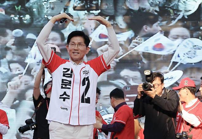 12일 국민의힘 김문수 후보가 대구 서문시장 유세에서 시민들에게 머리 위로 손 하트를 하며 인사하고 있다. 사진공동취재단