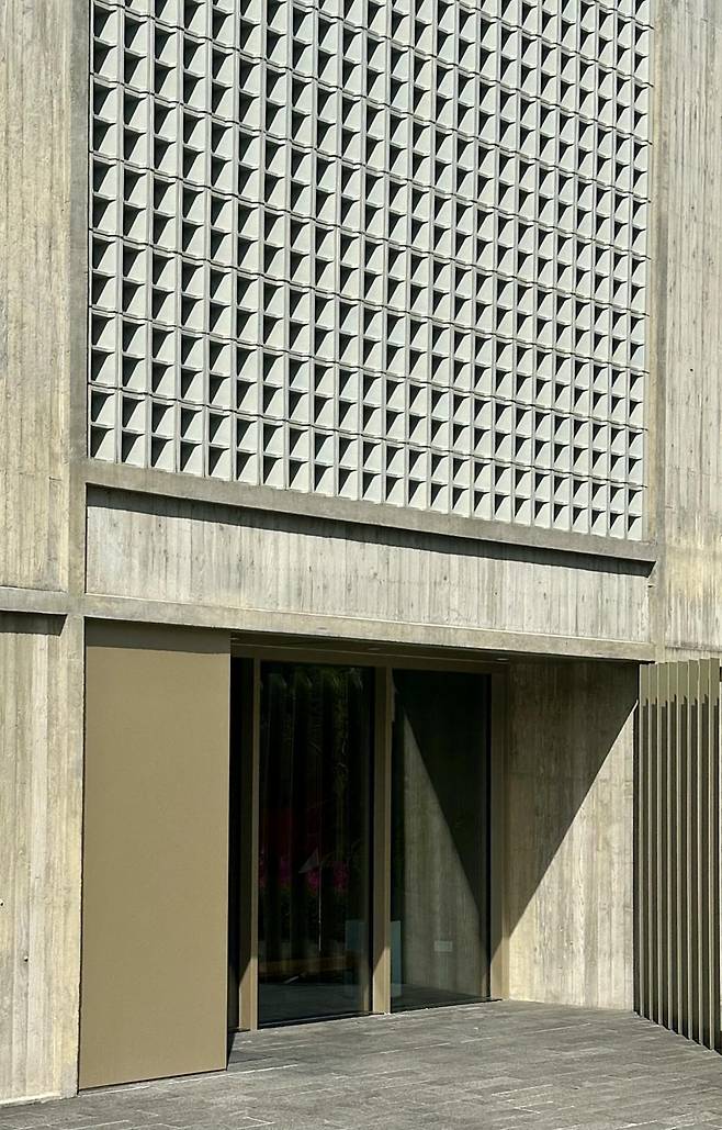 서울 종로구 송월동에 자리 잡은 스위스대사관의 목조로 지어진 외관. 김대균 대표 제공