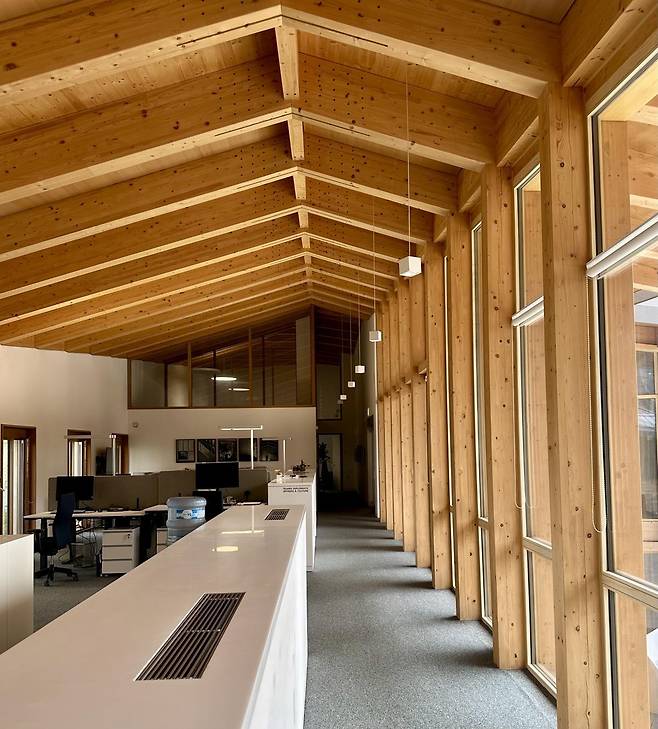 창호지를 바른 한옥의 문을 닮은 창(위 사진)과 대들보를 연상케 하는 천장 등 전통 한옥의 여러 요소를 현 시대의 의미를 담아 재구성했다. 김대균 대표 제공