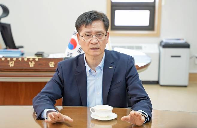 김남균 한국전기연구원장이 4월 28일 경남 창원 전기연 본원에서 동아사이언스와 인터뷰하고 있다. 전기연 제공
