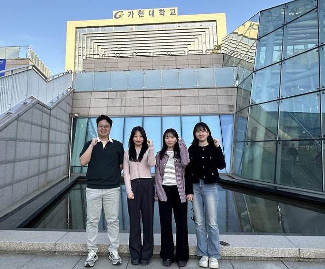 (왼쪽부터) 윤문수 가천대 화공생명배터리공학부 교수, 이유민·신정민·이승미 석사과정생. 한국연구재단 제공.