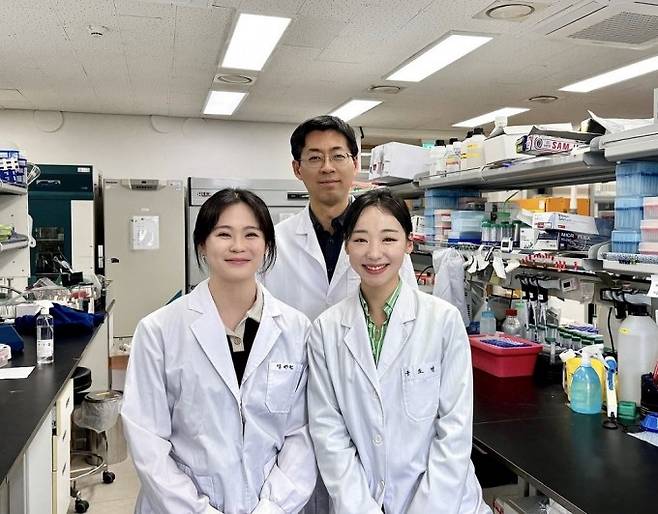 왼쪽부터 양예원 생명화학공학과 KAIST 석사과정생, 김유식 교수, 구도영 박사과정생. KAIST 제공