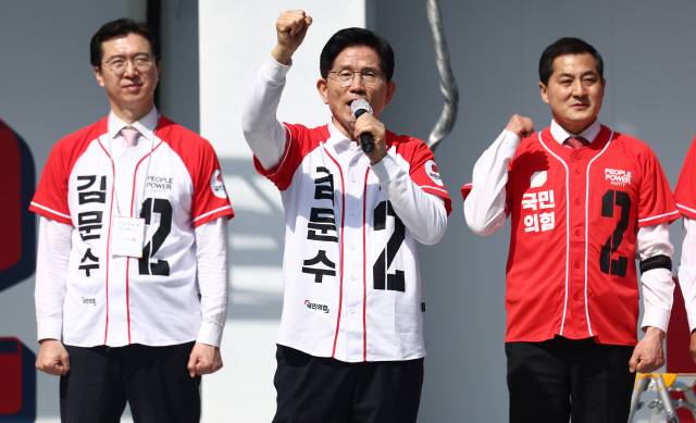 김문수(가운데)국민의힘 대선 후보가 14일 경남 진주시 진주광미사거리에서 유세를 하고 있다. [사진공동취재단]