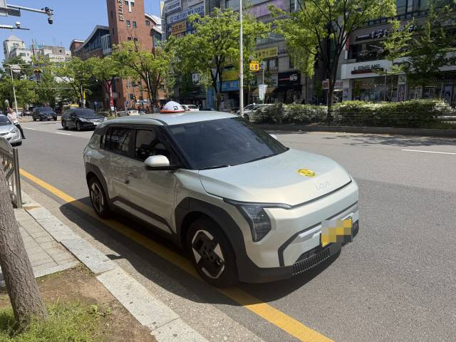 수도권의 한 도로에서 손님을 기다리고 있는 기아 EV3 택시. 임주희 기자