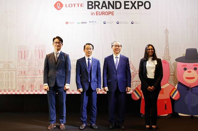 지난 12일(현지시간) 프랑스 파리 '파빌리온 방돔'에서 열린 대한민국 브랜드 엑스포 개막식에서 김종현 코트라 소비재바이오실장(왼쪽부터), 김재겸 롯데홈쇼핑 대표, 문승현 주프랑스대사 등이 기념촬영을 하고 있다. 롯데홈쇼핑 제공