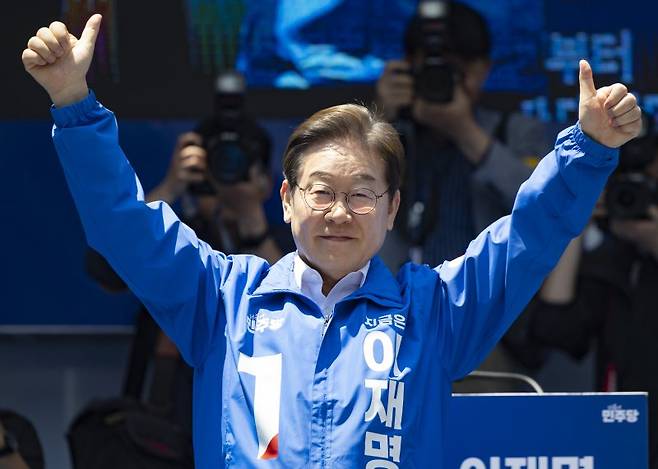 이재명 더불어민주당 대통령 후보가 민주당 험지로 꼽히는 부산·경남(PK) 지역 유세에 나선 14일 부산 부산진구 서면을 찾아 엄지 손가락을 치켜들고 있다. (공동취재) 2025.5.14/뉴스1 ⓒ News1 안은나 기자 /사진=뉴스1