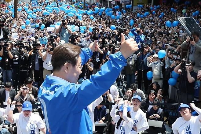 [부산=뉴시스] 권창회 기자 = 이재명 더불어민주당 대선 후보가 14일부산 부산진구 서면 젊음의 거리에서 열린 유세에서 지지자들에게 인사하고 있다. (공동취재) 2025.05.14. photo@newsis.com /사진=뉴시스