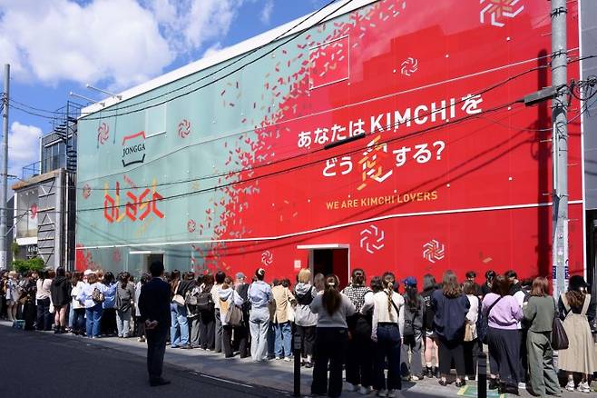지난달 일본 도쿄 시부야구에서 열린 대상의 김치 팝업인 '김치 블라스트 도쿄 2025'에 현지인들이 길게 줄을 서 있다. 대상 제공