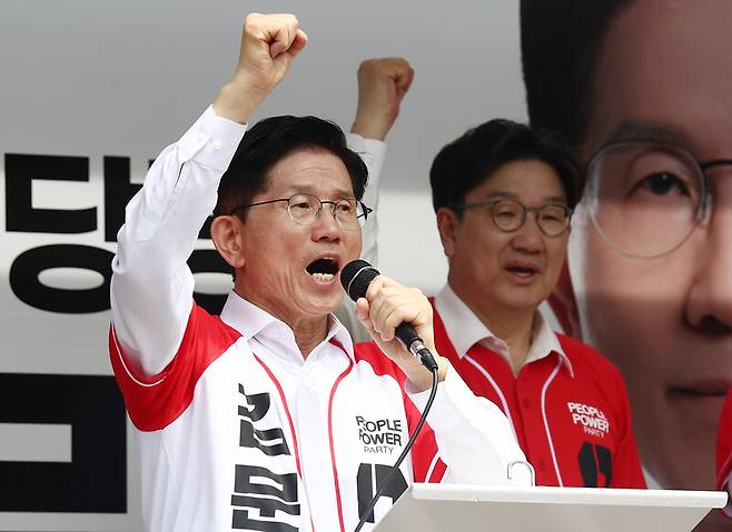 김문수 국민의힘 대통령 후보가 13일 울산 남구 신정시장 인근에서 유세를 하고 있다. 공동취재사진