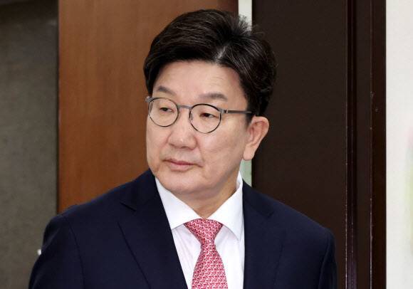 권성동 국민의힘 원내대표가 14일 국회에서 법제사법위원회 관련 긴급회의에 입장하고 있다. 연합뉴스