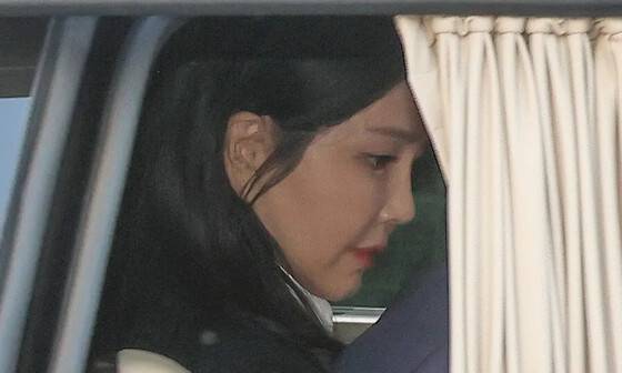 윤석열 전 대통령 부인 김건희 여사가 헌법재판소 파면 선고 후 7일만인 지난달 11월 오후 서울 용산구 한남동 관저를 떠나고 있다. 공동취재사진