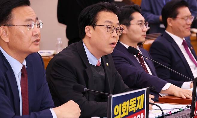 14일 국회에서 법제사법위원회 전체회의에서 방탄복을 입고 참석한 국민의힘 곽규택 의원이 방탄복을 입고 발언하고 있다. 연합뉴스