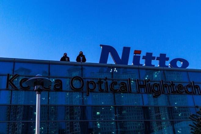 2024년 1월8일부터 경북 구미시 한국옵티칼하이테크 공장 옥상에서 소현숙·박정혜씨가 한 달 넘게 농성 중이다. 한국옵티칼하이테크지회 제공