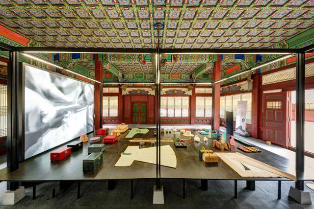 지난해 9월 서울 중구 덕수궁 내 덕홍전에 무형유산 작품이 전시되어 있다. 국가유산진흥원 제공