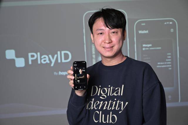 디지털 신분증을 개발하는 심재훈 호패 대표가 서울 세종로 한국일보사에서 자체 개발한 e스포츠용 디지털 신분증 '플레이ID'를 들어 보이고 있다. 현재 770명의 프로게이머가 사용하는 플레이ID는 이름, ID, 대회 전적 등이 수록돼 인터넷에서 대신 시합을 치르는 등 부정행위를 막는다. 박시몬 기자