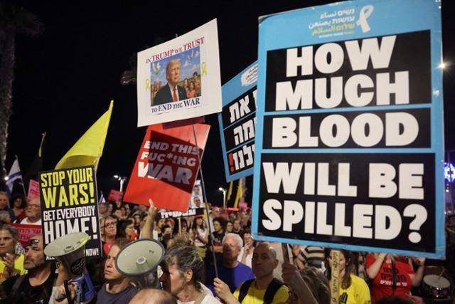 팔레스타인 무장정파 하마스에 의해 가자지구에 억류된 인질 가족들이 13일 이스라엘 텔아비브 미국 대사관 앞에서 전쟁을 멈추라는 시위를 벌이고 있다. 텔아비브=AFP 연합뉴스