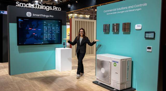 삼성전자가 3월 17일 독일 프랑크푸르트에서 열린 냉난방공조 전시회 'ISH 2025'에서 냉난방공조 시스템을 선보였다. 모델이 상업용 공간을 위한 B2B 전용 통합 연결 플랫폼 '스마트싱스 프로'를 소개하고 있다. 삼성전자 제공