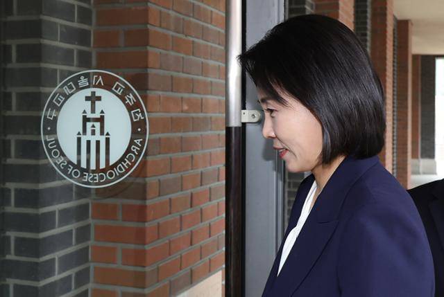 이재명 더불어민주당 대통령 후보의 부인 김혜경 여사가 13일 오후 서울 중구 천주교 서울대교구청에서 정순택 서울대교구장과 면담하기 위해 교구청으로 들어가고 있다. 뉴스1