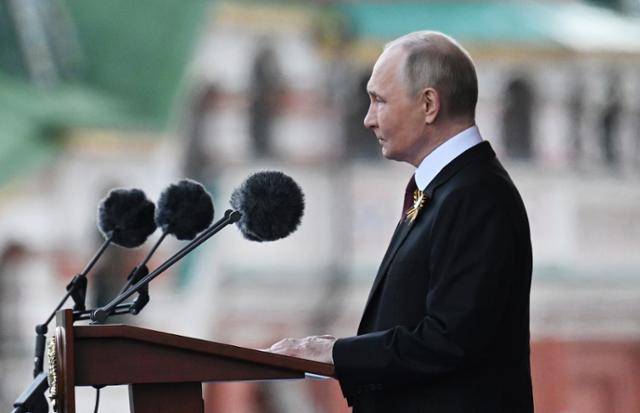 블라디미르 푸틴 대통령이 9일 러시아 모스크바 붉은광장에서 열린 제2차 세계대전 승리 80주년(전승절) 기념 열병식에서 연설하고 있다. 모스크바=AP 뉴시스