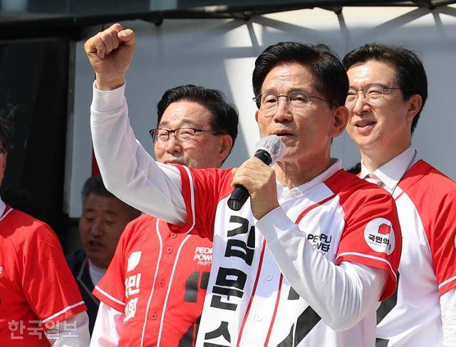 김문수 국민의힘 대선 후보가 14일 경남 진주시에서 열린 거리유세에서 지지를 호소하고 있다. 진주=하상윤 기자