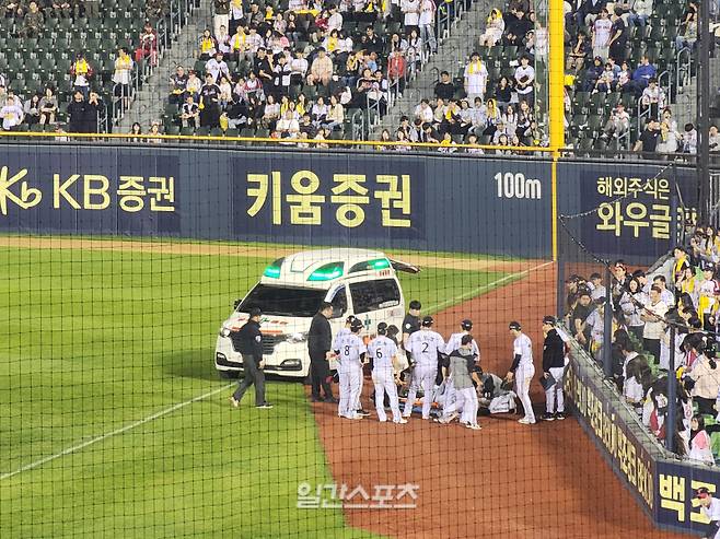 홍창기가 13일 잠실 키움전 9회 초 수비 도중 무릎을 다쳐 구급차에 옮겨지고 있다. IS 포토