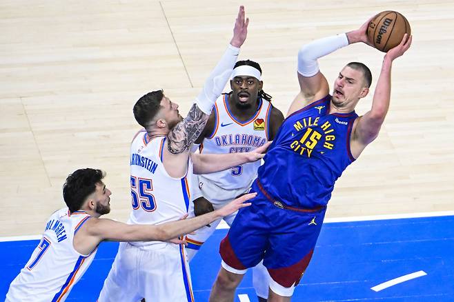 <yonhap photo-6184=""> epa12098175 Denver Nuggets center Nikola Jokic (R) looks to pass against Oklahoma City Thunder center Isaiah Hartenstein (2-L) and Oklahoma City Thunder forward Chet Holmgren (L), during the first half of the Western Conference Semifinals game two between the Oklahoma City Thunder and the Denver Nuggets in Oklahoma City, Oklahoma, USA, 13 May 2025. The best of seven series is tied 2?2. EPA/GERALD LEONG SHUTTERSTOCK OUT/2025-05-14 12:37:20/ <저작권자 ⓒ 1980-2025 ㈜연합뉴스. 무단 전재 재배포 금지, AI 학습 및 활용 금지></yonhap>