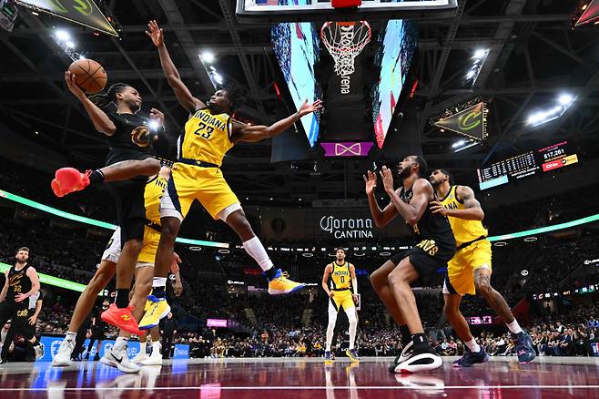 <yonhap photo-5867=""> CLEVELAND, OHIO - MAY 13: Darius Garland #10 of the Cleveland Cavaliers passes around Aaron Nesmith #23 of the Indiana Pacers during the fourth quarter of game five of the Eastern Conference Semifinals at Rocket Arena on May 13, 2025 in Cleveland, Ohio. The Pacers defeated the Pacers 114-105. NOTE TO USER: User expressly acknowledges and agrees that, by downloading and or using this photograph, User is consenting to the terms and conditions of the Getty Images License Agreement. Jason Miller/Getty Images/AFP (Photo by Jason Miller / GETTY IMAGES NORTH AMERICA / Getty Images via AFP)/2025-05-14 11:35:07/ <저작권자 ⓒ 1980-2025 ㈜연합뉴스. 무단 전재 재배포 금지, AI 학습 및 활용 금지></yonhap>