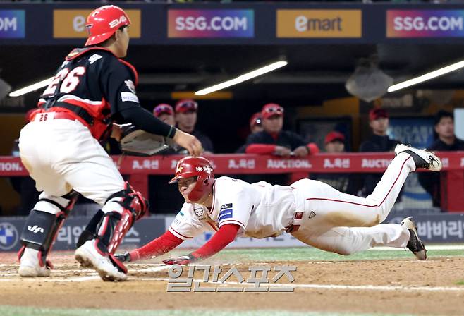 2025 KBO리그 프로야구 SSG 랜더스와 KIA 타이거즈의 더블헤더 2차전 경기가 11일 오후 인천SSG랜더스필드에서 열렸다. 6회말 무사 3루 최지훈의 희생플라이 때 3루주자 채현우가 홈으로 뛰어 득점하고 있다. 인천=김민규 기자 /2025.05.11/