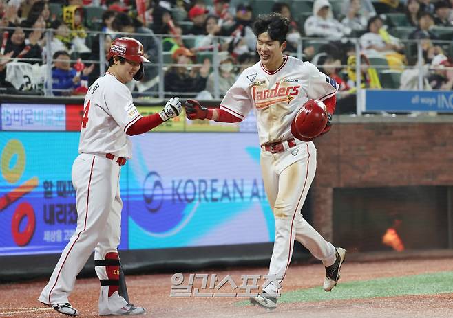 2025 KBO리그 프로야구 SSG 랜더스와 KIA 타이거즈의 더블헤더 2차전 경기가 11일 오후 인천SSG랜더스필드에서 열렸다. 6회말 무사 3루 최지훈의 희생플라이 때 3루주자 채현우가 홈으로 뛰어 득점한 후 최정의 축하를 받고 있다. 인천=김민규 기자 /2025.05.11/