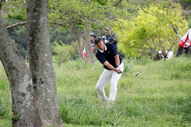 10번 홀 러프에서 트러블 샷을 하는 박용택.&nbsp; &nbsp; 사진=KPGA 제공