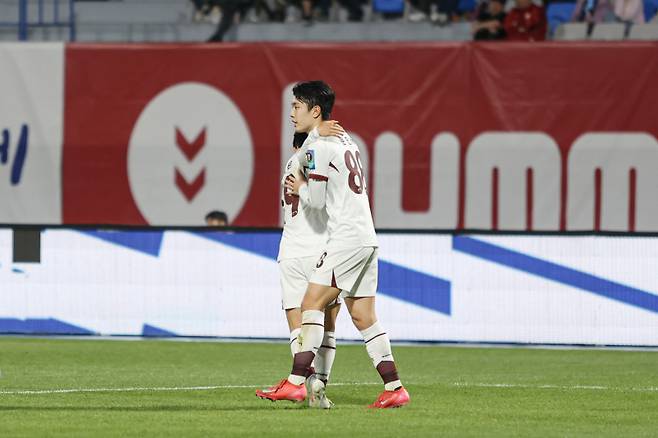 문민서가 수원FC와 득점 후 동료와 기쁨을 나누는 모습. 사진=광주FC