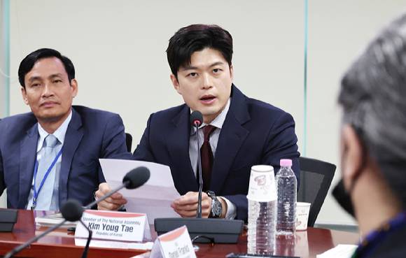 국민의힘 김용태(가운데) 비상대책위원장 지명자가 13일 서울 여의도 국회 의원회관에서 열린 한국-호주-베트남 석탄재 핵심 광물화 사업 간담회에 참석해 발언하고 있다. [사진=연합뉴스]