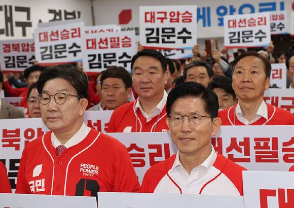 국민의힘 김문수 대선 후보가 13일 국민의힘 대구시당에서 열린 대구경북 선대위 출정식 및 임명장 수여식에서 피켓팅을 하고 있다. 2025.5.13 [사진=국민의힘]