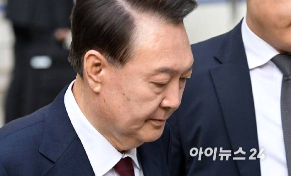 12·3 비상계엄 사태와 관련해 내란 우두머리 혐의 등으로 기소된 윤석열 전 대통령이 12일 서울 서초구 서울중앙지방법원에서 열린 3차 공판을 마친 뒤 법원을 나서고 있다. [사진=사진공동취재단]