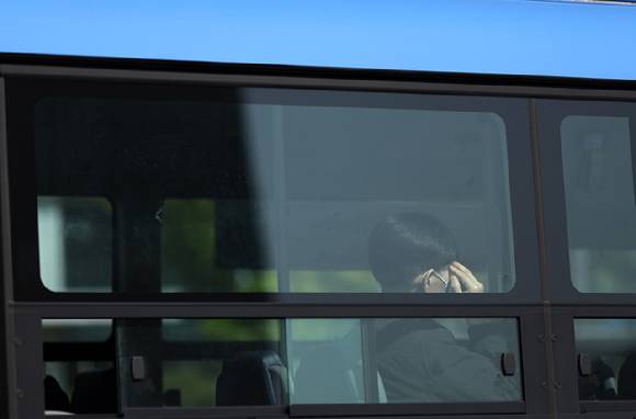 초여름 날씨를 보인 지난 12일 서울 광화문 광장 인근에서 한 버스 탑승객이 손으로 햇볕을 가리고 있다. [사진=연합뉴스]