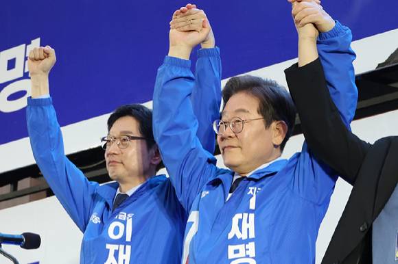 이재명 더불어민주당 대선후보와 김경수 당 총괄선대위원장이 13일 울산광역시 롯데백화점 울산점 광장에서 열린 유세에서 시민들에게 인사하고 있다. [사진=연합뉴스]