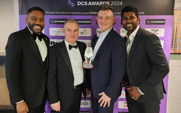 플랙트그룹 임직원들이 '데이터센터의 오스카상'으로 불리는 DCS 어워드 2024에서 혁신상을 수상하고 기념사진을 찍고 있다. [사진=플랙트그룹 홈페이지]