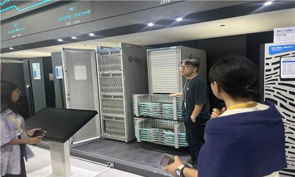 '2024 한-메콩 유스그룹 워크숍'에 참가한 대학생들이 지난 20일 KISTI 국가 슈퍼컴퓨팅 본부를 방문해 설명을 듣고 있다. [사진=KISTI]