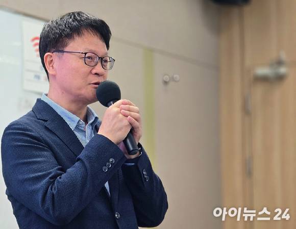 14일 오전 서울 중구 삼화타워에서 진행된 유심(USIM) 일부 정보 유출 관련 SK텔레콤의 데일리(일간) 브리핑에서 류정환 SK텔레콤 네트워크인프라센터장이 발표하고 있다. [사진=안세준 기자]