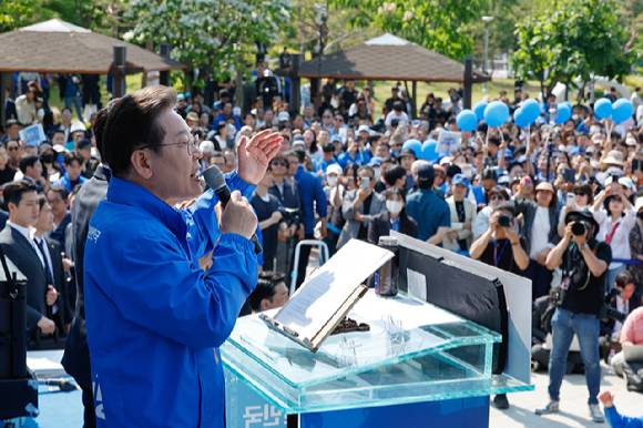 더불어민주당 이재명 대선 후보가 6·3 대통령선거 공식 선거운동 첫날인 지난 12일 경기 화성시 동탄 센트럴파크 음악분수중앙광장 유세장에서 연설하고 있다. [사진=연합뉴스]