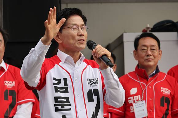김문수 국민의힘 대선 후보가 13일 부산 자갈치 시장에서 유세를 하고 있다. [사진=연합뉴스]