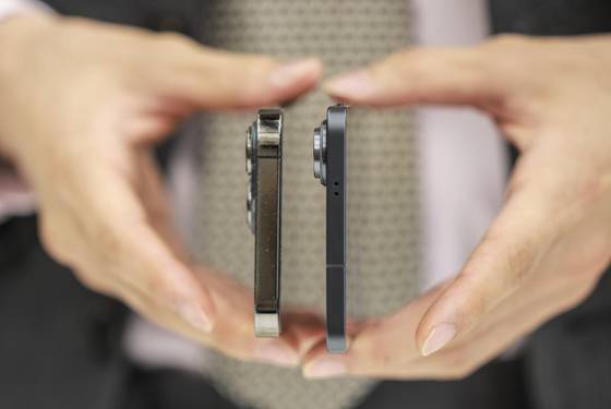 삼성 갤럭시 S25 엣지와 기존 스마트폰의 두께를 비교한 모습. S25 엣지의 두께는 5.8㎜로 연필보다 얇다. [뉴시스]