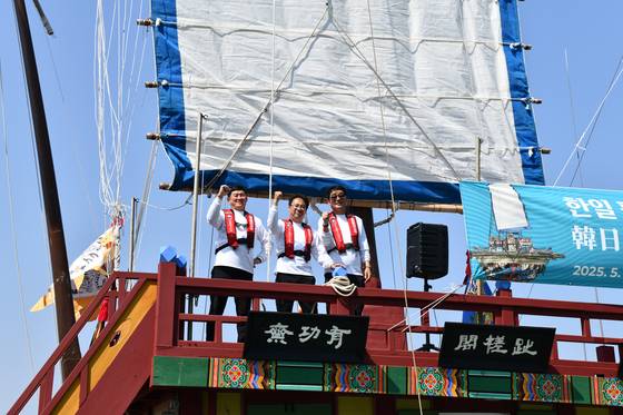 국립해양연구소의 김성원 선장, 홍순재·강원춘 학예사(왼쪽부터)가 재현선에 섰다. [사진 국가유산청]