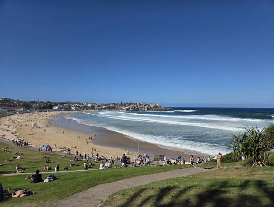 호주 시드니 본다이비치 전경. 누구나 아름다운 휴양지에서의 황금빛 노후를 꿈꾸지만 이를 달성하기란 쉽지 않다. [연금술사]에서는 연금 선진국 호주의 금융투자 전문가를 만나 '연금 부자'가 될 수 있는 필승 전략을 알아봤다. 시드니=김경진 기자